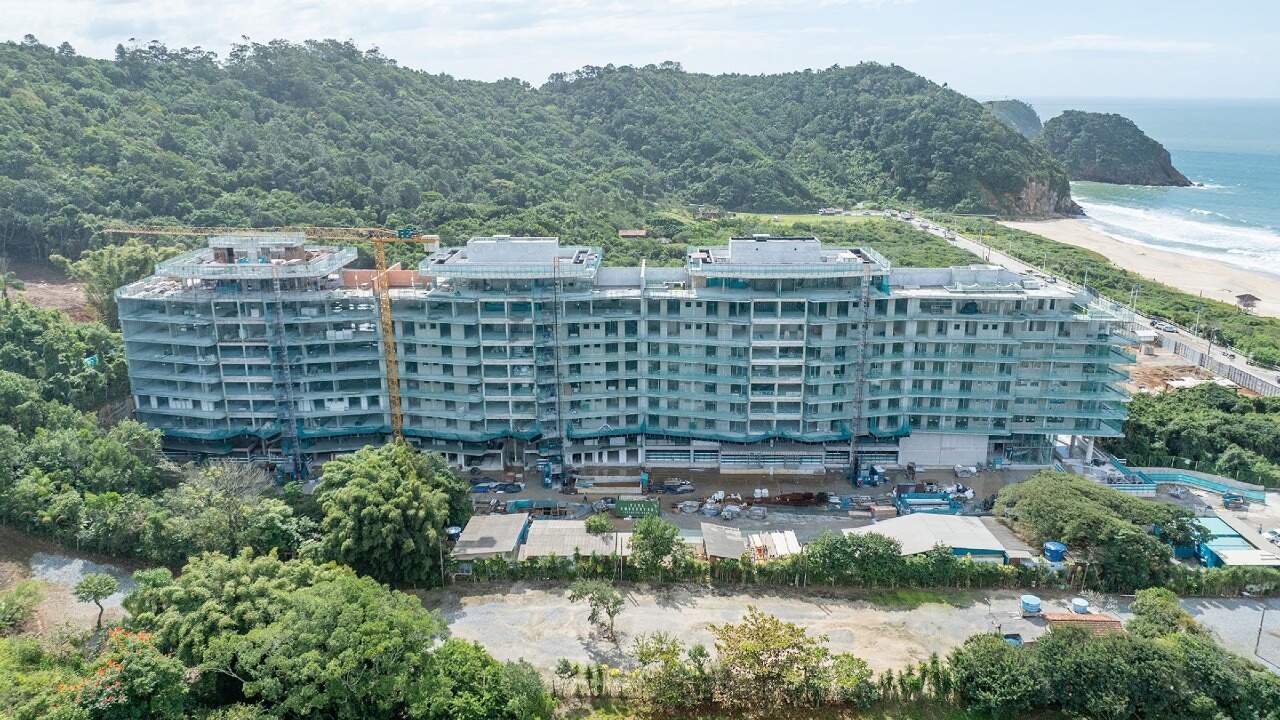 Cobertura à venda no Praia Brava: Obra do Scenarium Brava Norte em agosto de 2026, com a mata e o mar ao fundo (foto da FG)