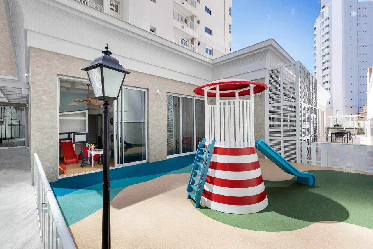 Apartamento à venda no Centro: Playground do Hamptons Village, com farol e escorregador