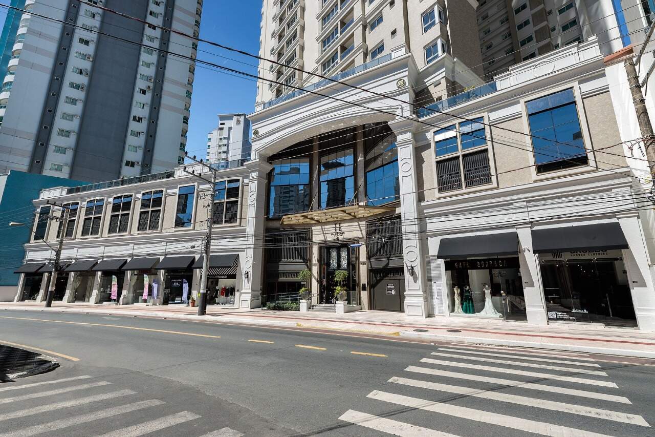 Apartamento à venda no Centro: Fachada do Hamptons Village na Rua 3700, com as salas comerciais no térreo
