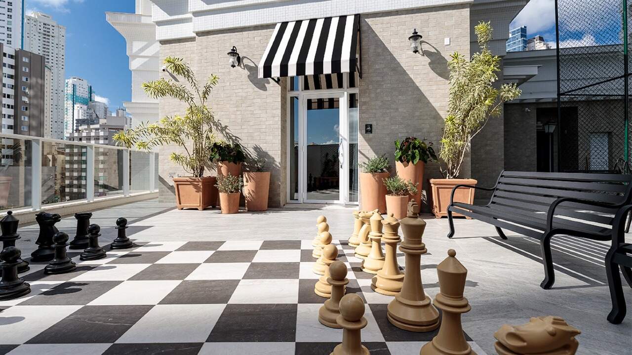 Apartamento à venda no Centro: Chess lounge com xadrez gigante no terraço de lazer do Hamptons Village
