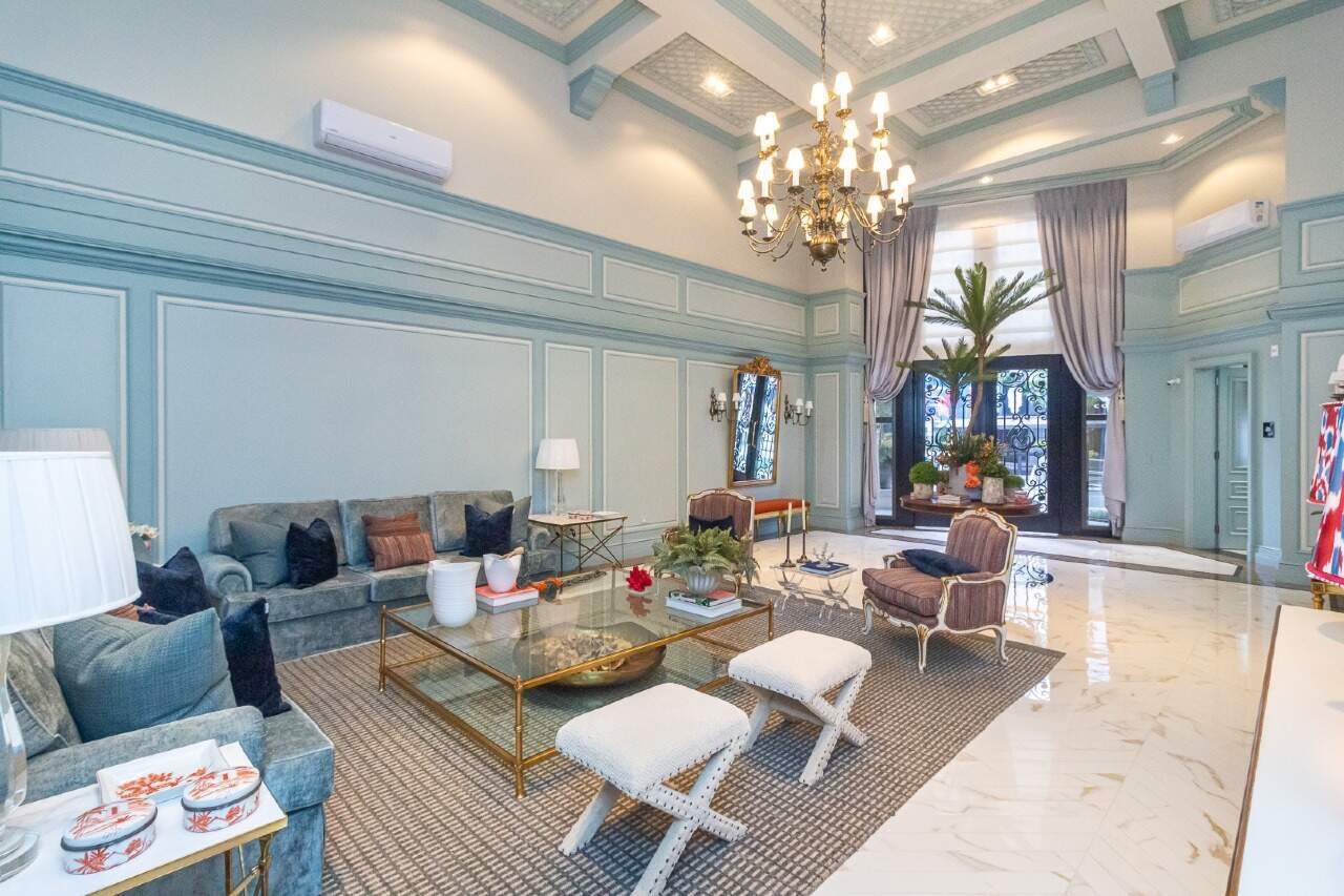 Apartamento à venda no Centro: Hall social de entrada do Hamptons Village, com pé-direito duplo e lustre