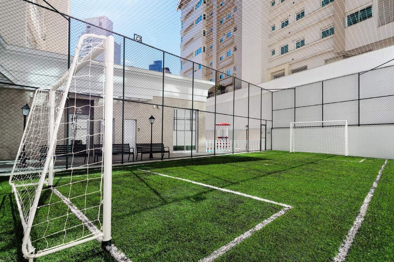 Apartamento à venda no Centro: Quadra de futebol society com grama sintética no Hamptons Village