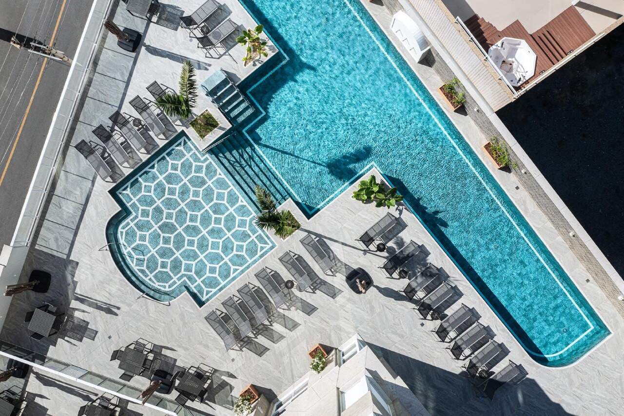 Apartamento à venda no Centro: Vista aérea das piscinas: raia semiolímpica de 25 m e piscina com desenho geométrico
