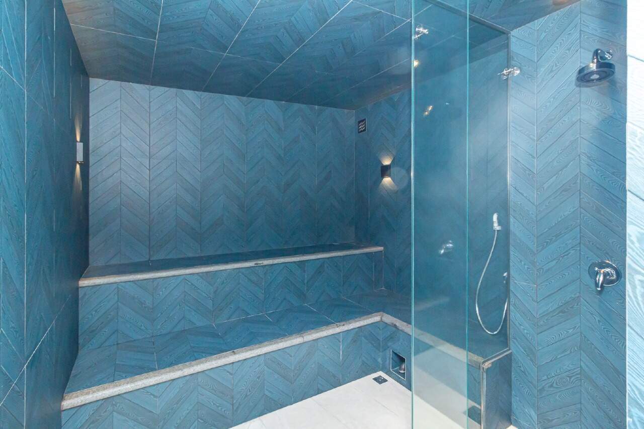 Apartamento à venda no Centro: Sauna úmida do Hamptons Village, revestida em cerâmica azul