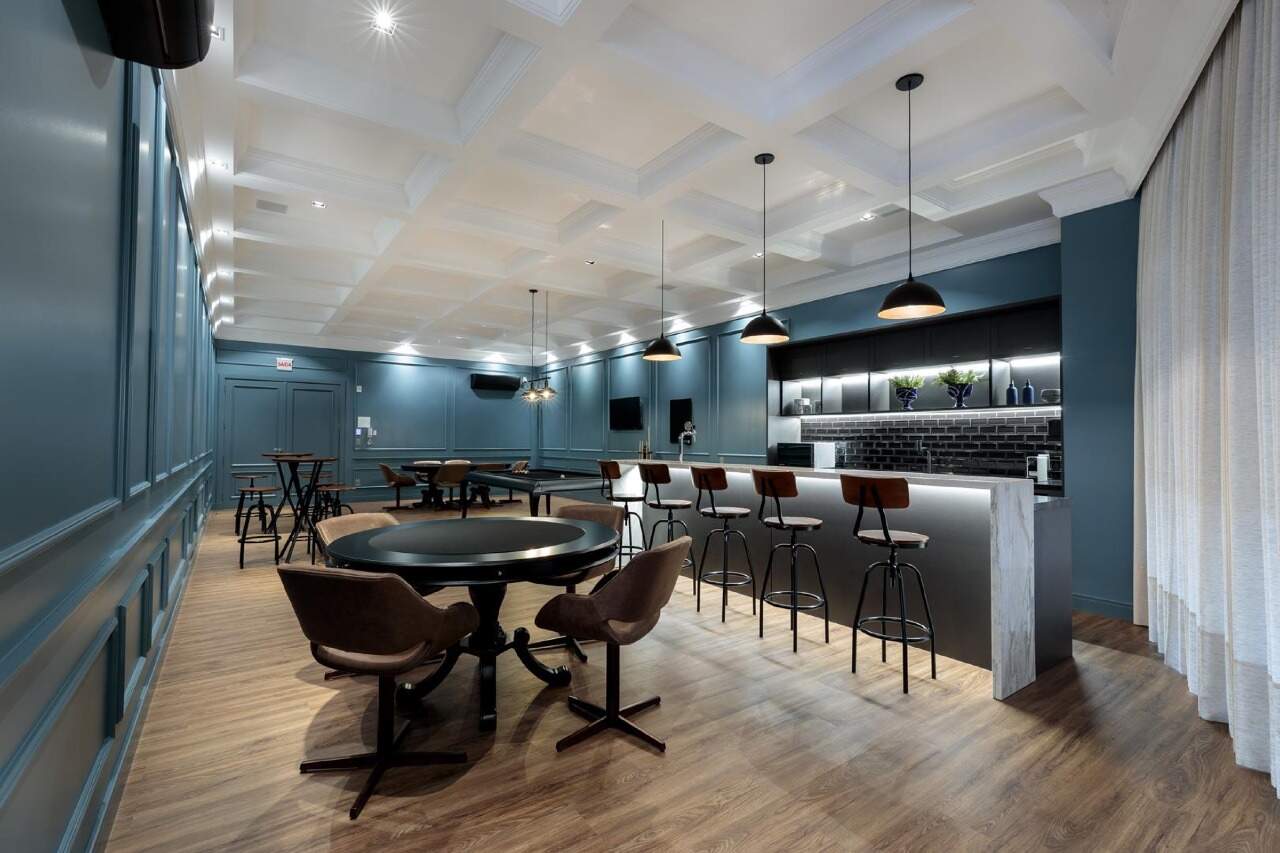 Apartamento à venda no Centro: Jogos e bar do Hamptons Village, com mesa de carteado e balcão com banquetas