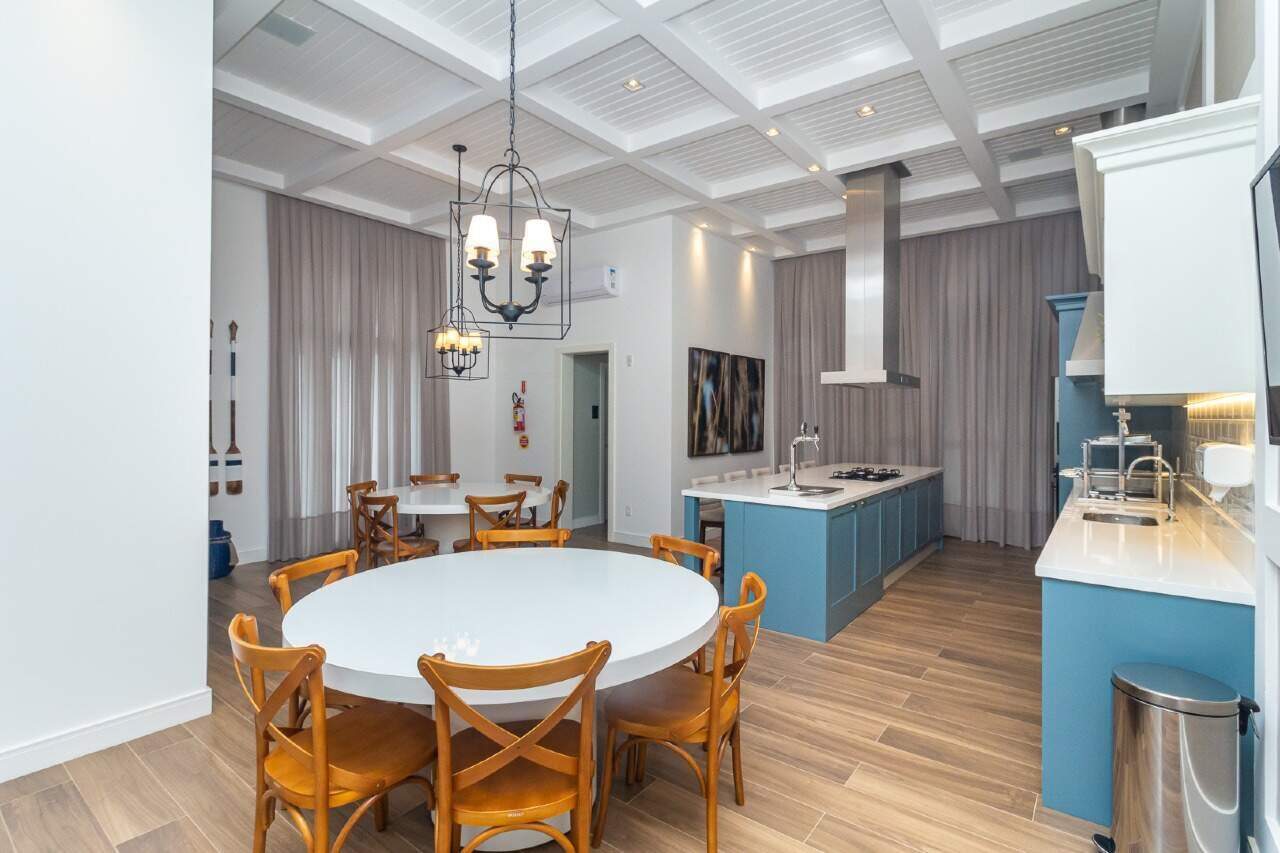 Apartamento à venda no Centro: Espaço gourmet do Hamptons Village, com cozinha em ilha e mesa redonda