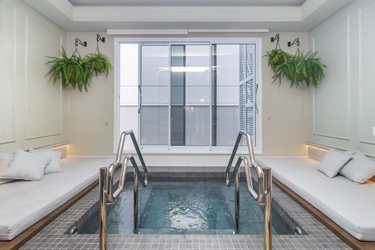 Apartamento à venda no Centro: Spa com hidromassagem e espreguiçadeiras no Hamptons Village