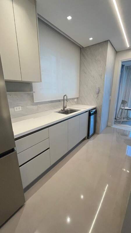 Apartamento à venda no Pioneiros: Cozinha com armários planejados, bancada clara e janela