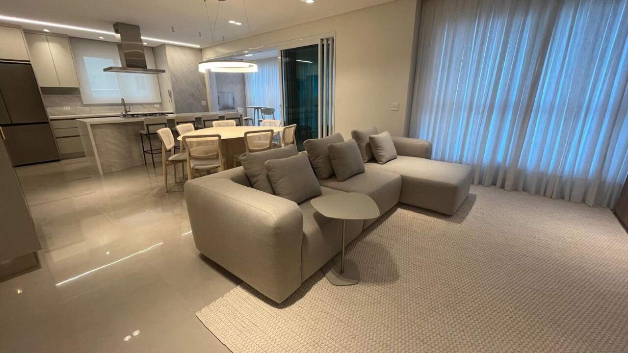 Apartamento à venda no Pioneiros: Living integrado à sala de jantar e à cozinha, com piso de porcelanato
