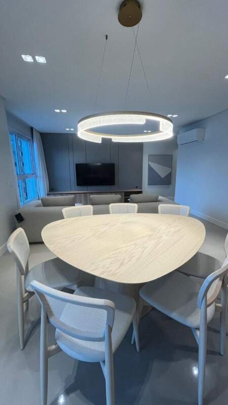 Apartamento à venda no Pioneiros: Mesa de jantar e estar de TV no living