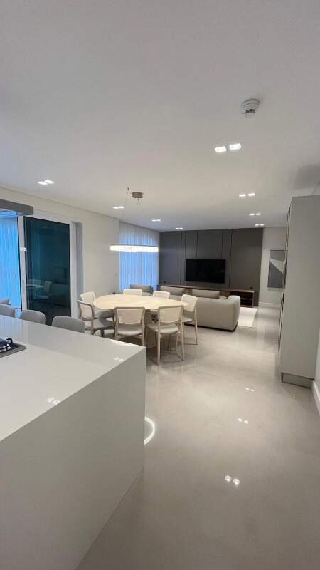 Apartamento à venda no Pioneiros: Sala de jantar e estar de TV vistas da ilha da cozinha