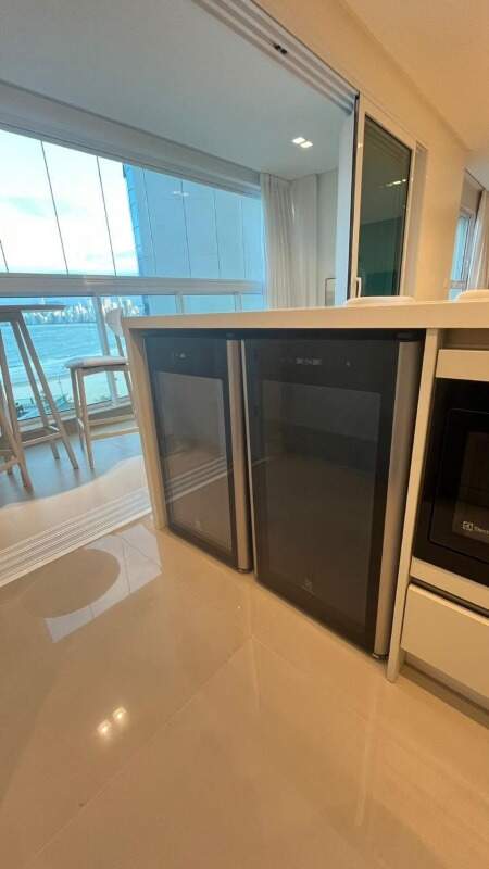 Apartamento à venda no Pioneiros: Adegas embutidas no balcão junto à sacada