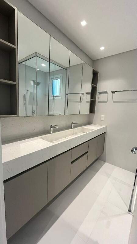 Apartamento à venda no Pioneiros: 