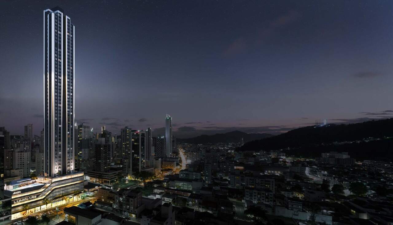 Apartamento diferenciado à venda no Centro: Torre do Luminare iluminada à noite, no Centro de Balneário Camboriú (imagem ilustrativa)