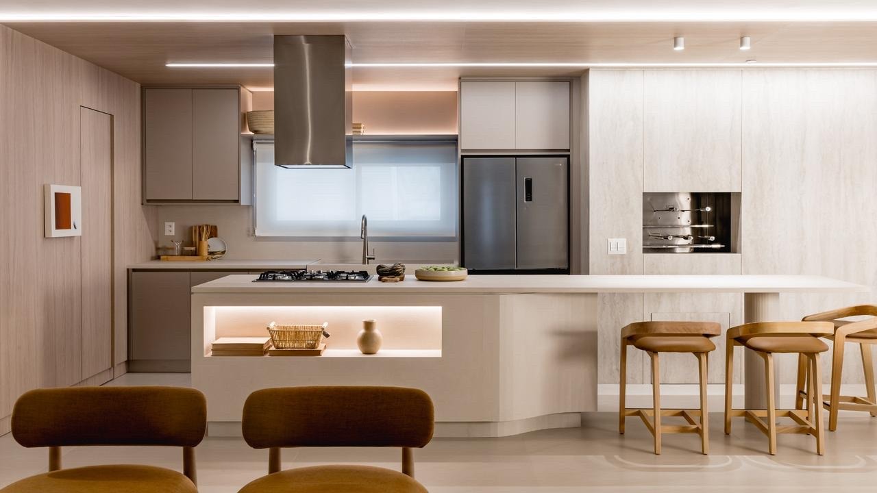 Apartamento à venda no Centro: Cozinha com ilha, cooktop e banquetas (imagem ilustrativa)