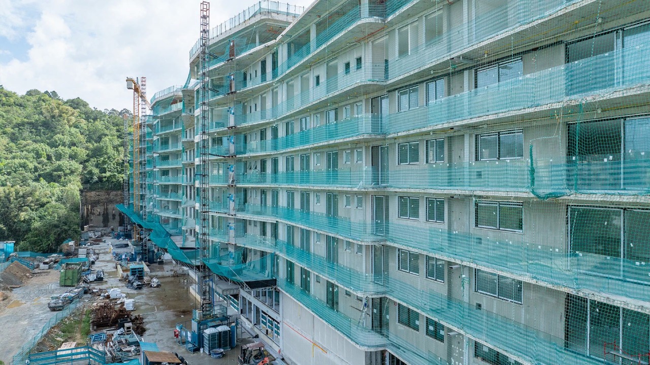 Cobertura à venda no Praia Brava: Fachada do Scenarium Brava Norte em obra, agosto de 2026 (foto da FG)