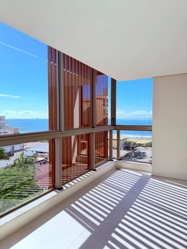 Apartamento à venda no Praia Brava: Janela de canto com brise de madeira e o mar ao fundo