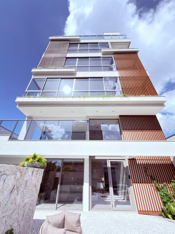 Apartamento à venda no Praia Brava: Fachada do In Exclusive Home, com brises de madeira