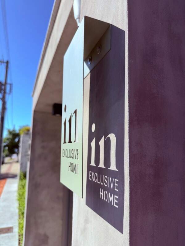 Apartamento à venda no Praia Brava: Placa do In Exclusive Home na fachada da Rua Carola Coelho