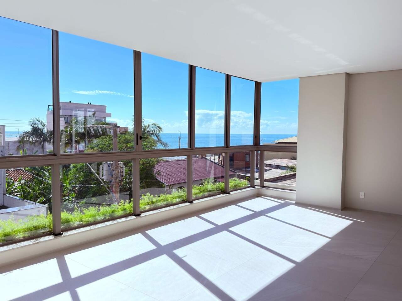 Apartamento à venda no Praia Brava: Living com parede de vidro e jardineira na fachada