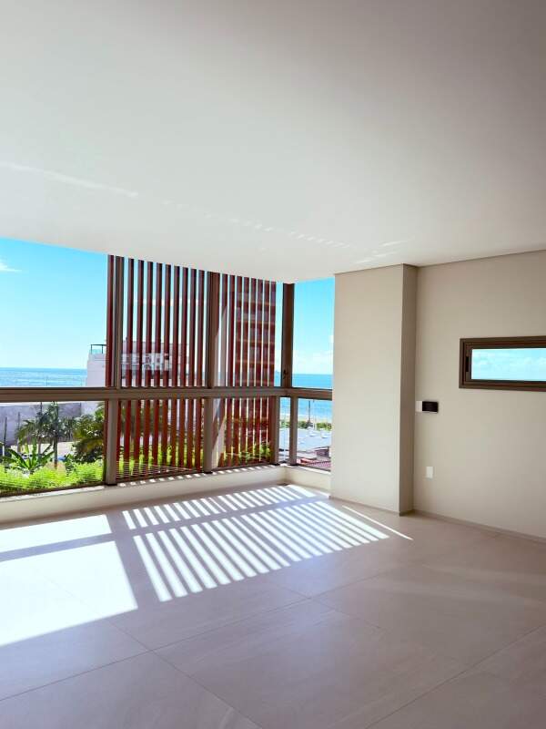 Apartamento à venda no Praia Brava: Janela de canto com brise de madeira e vista parcial para o mar