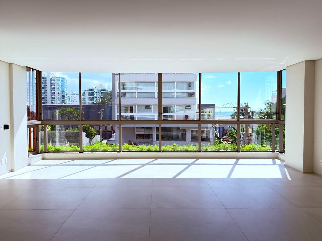 Apartamento à venda no Praia Brava: Living voltado para a Rua Carola Coelho, com jardineira