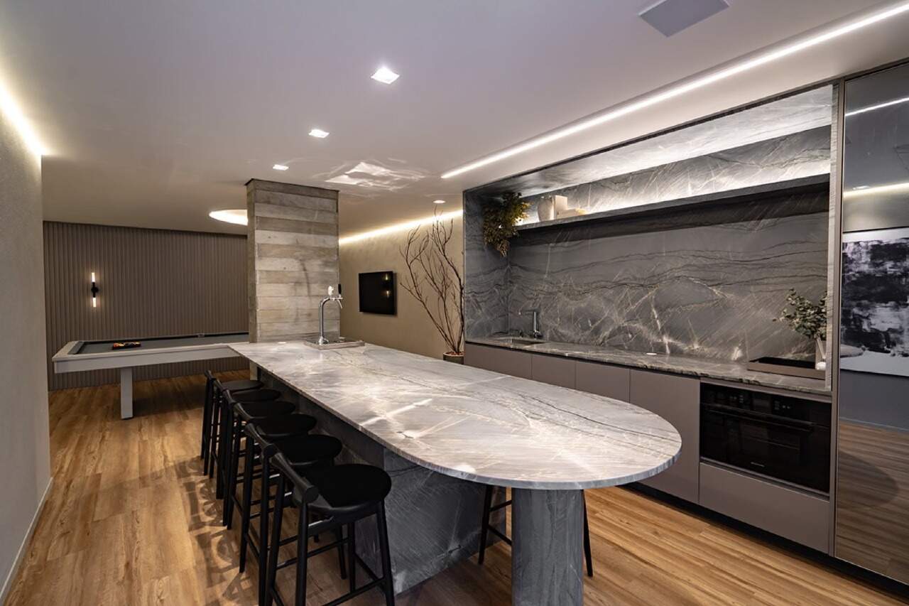 Apartamento à venda no Praia Brava: Pub do Tirreno, com balcão de pedra e banquetas