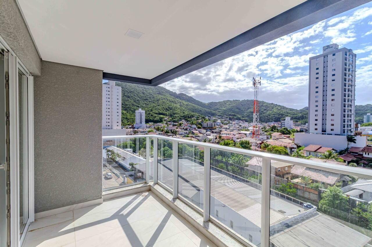 Apartamento à venda no Fazenda: Vista da sacada de uma unidade de 89 m² do prédio, de planta espelhada (foto real)