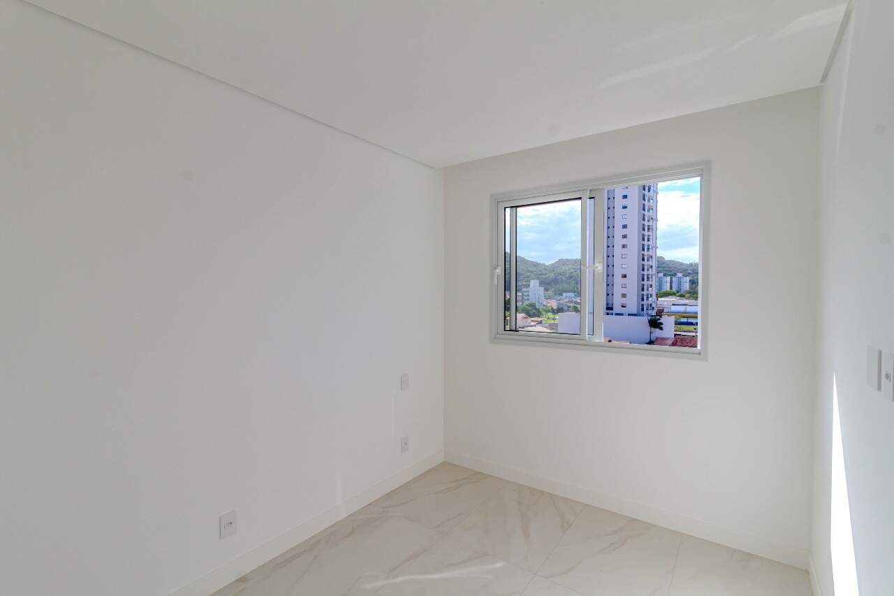 Apartamento à venda no Fazenda: Dormitório com janela para a cidade (foto real de unidade da mesma planta)