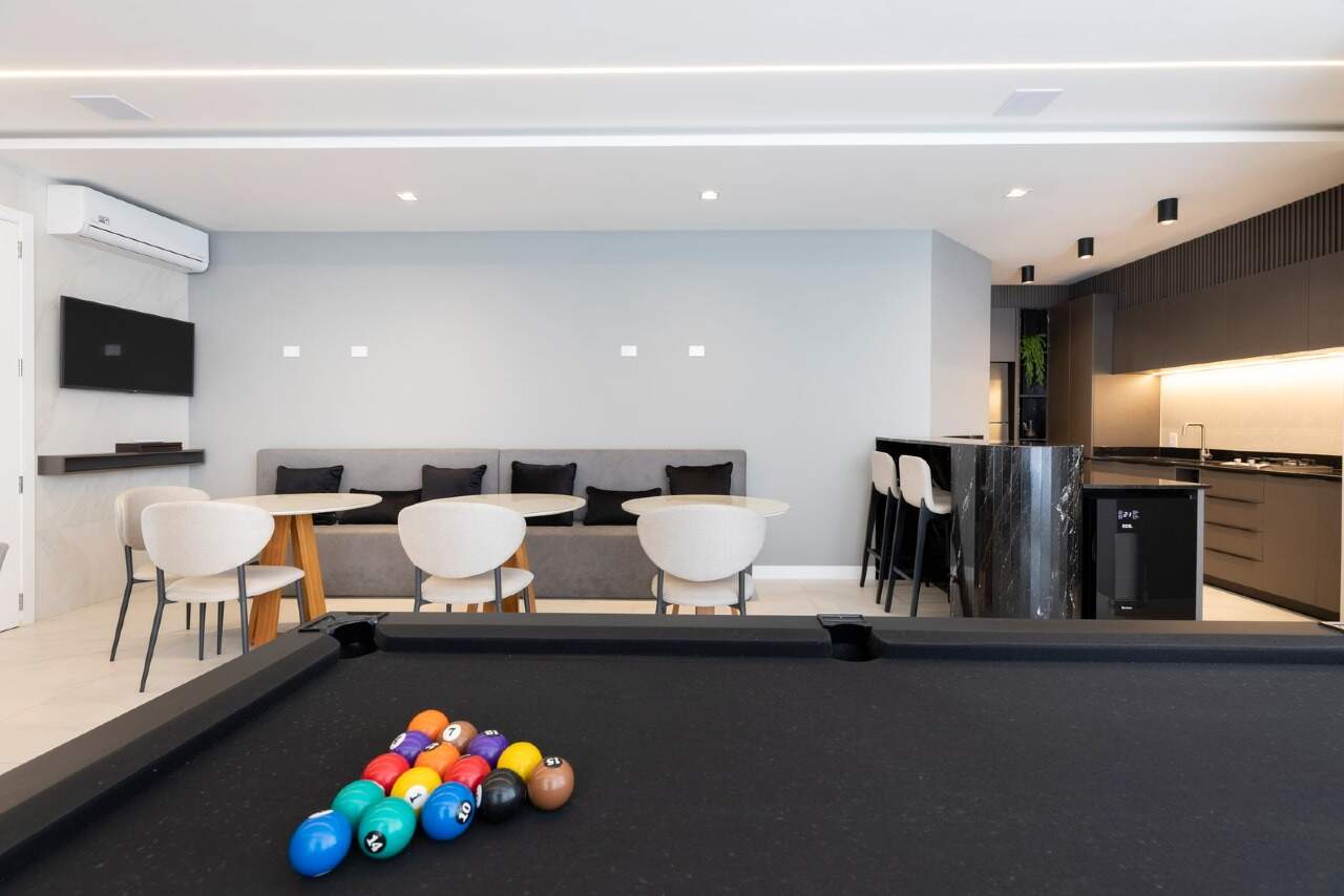 Apartamento à venda no Fazenda: Sala de jogos com mesa de sinuca e lounge