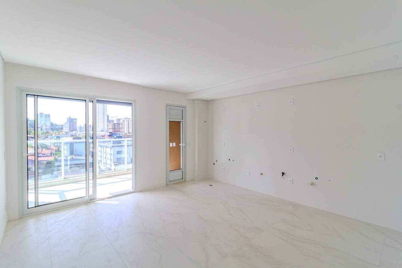 Apartamento à venda no Fazenda: Living com porta de correr para a sacada (foto real de unidade da mesma planta)