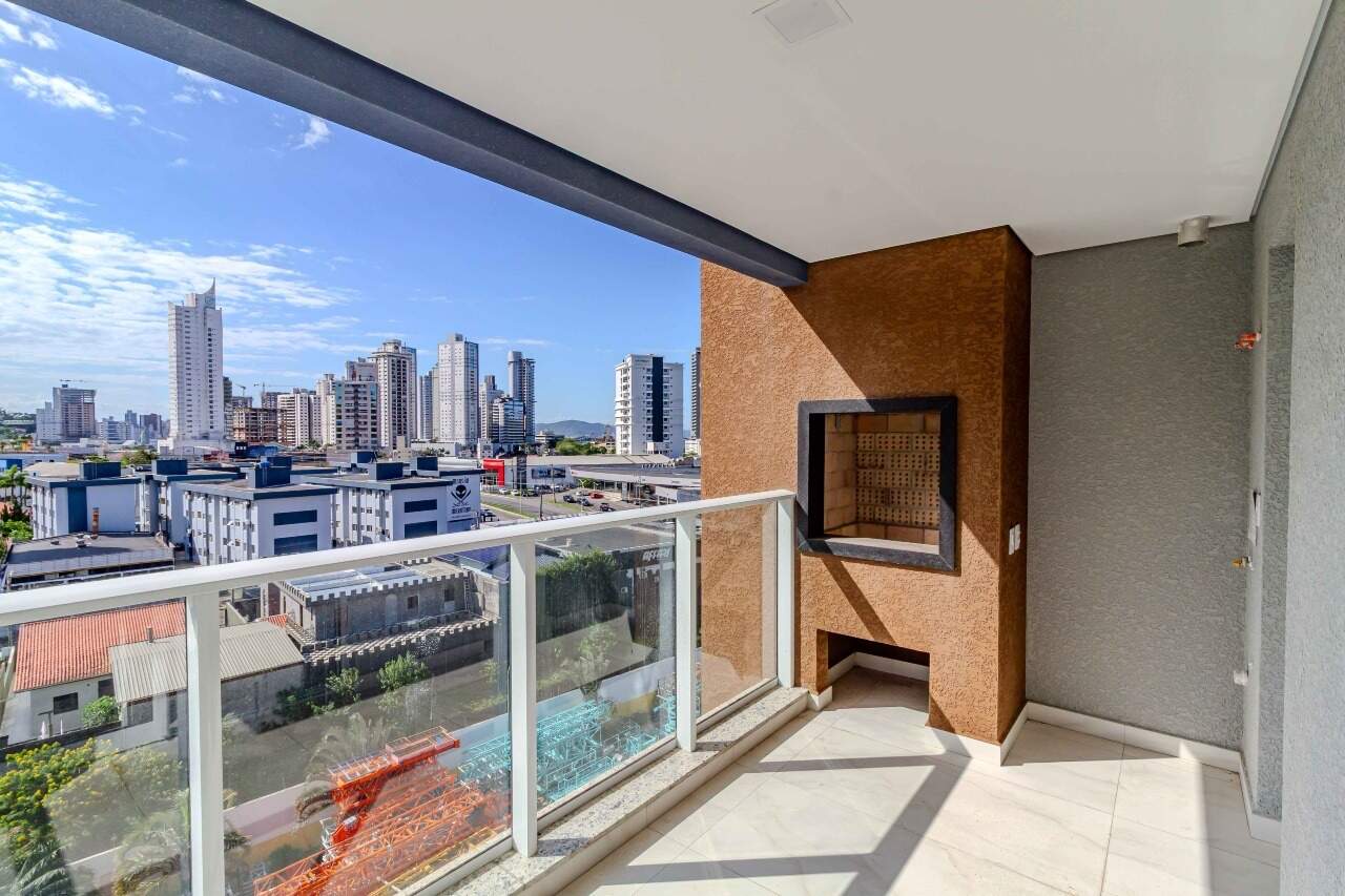 Apartamento à venda no Fazenda: Sacada com churrasqueira a carvão na planta de 89 m² (foto real, unidade espelhada)