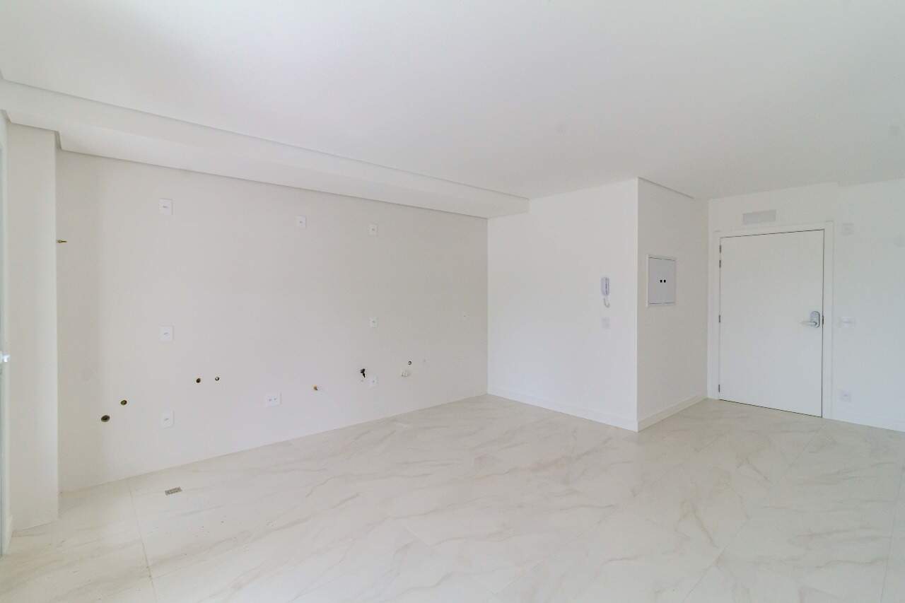 Apartamento à venda no Fazenda: Parede da cozinha integrada ao living, com os pontos prontos (foto real)