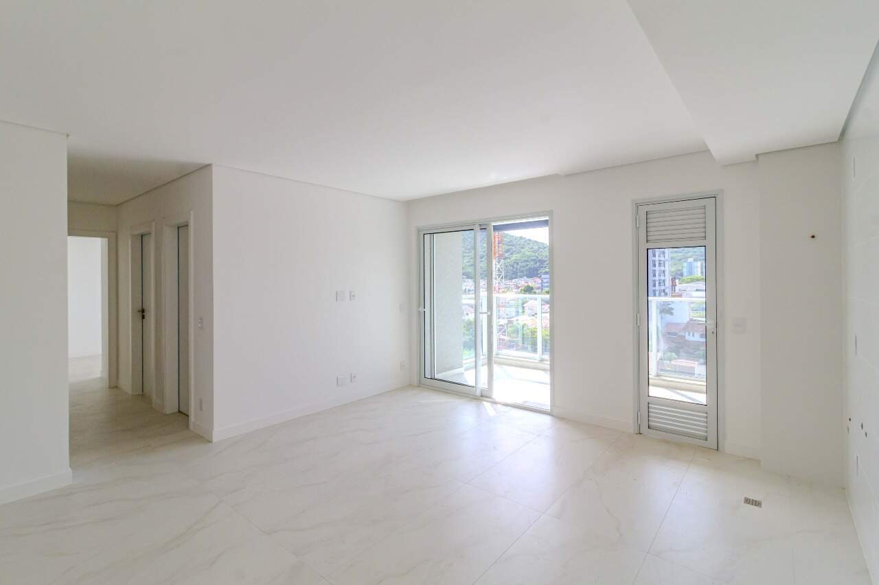 Apartamento à venda no Fazenda: Living e acesso aos dormitórios na planta de 89 m² (foto real, unidade espelhada)