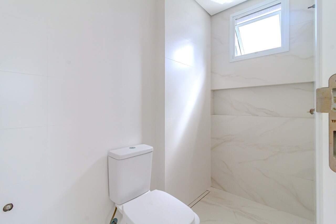 Apartamento à venda no Fazenda: Banheiro com janela e porcelanato (foto real de unidade da mesma planta)