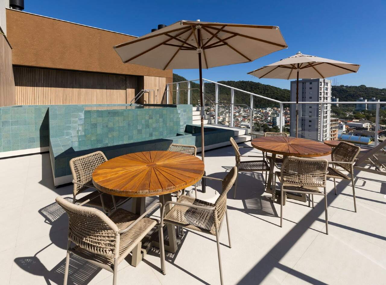 Apartamento à venda no Fazenda: Solarium com ombrelones no rooftop