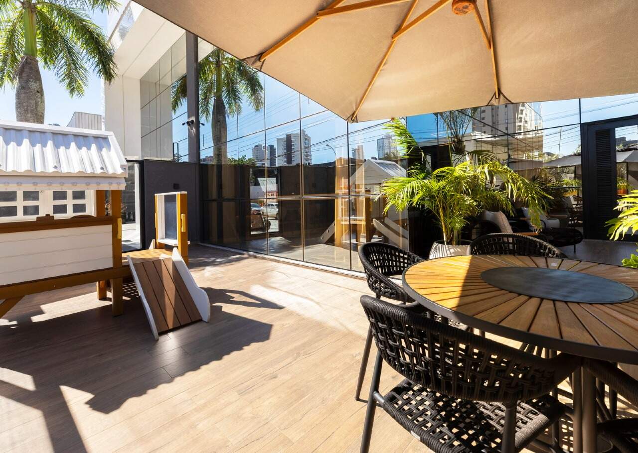 Apartamento diferenciado à venda no Fazenda: Deck externo com ombrelone e casinha de brinquedo, na área comum