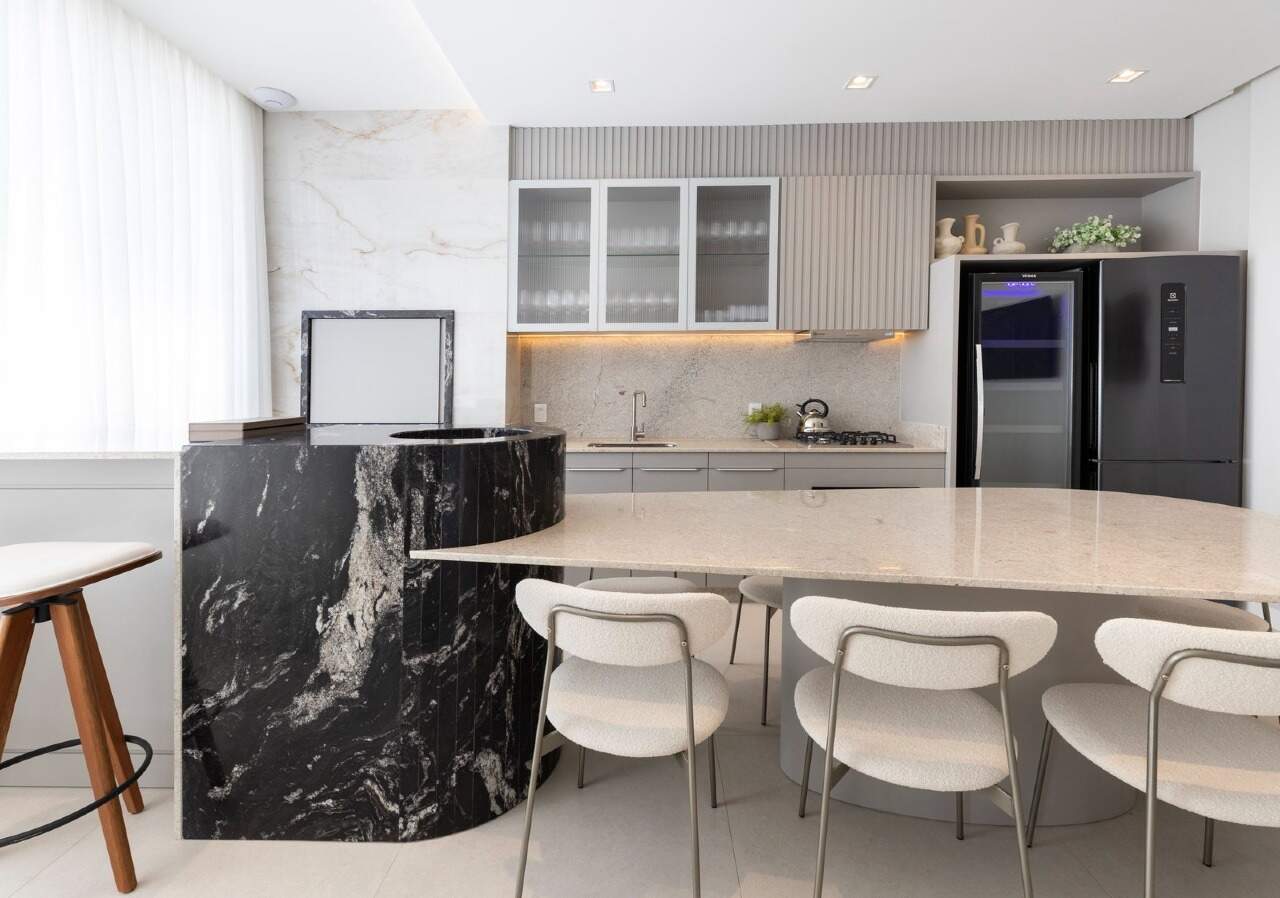 Apartamento diferenciado à venda no Fazenda: Espaço gourmet com bancada em granito e mesas