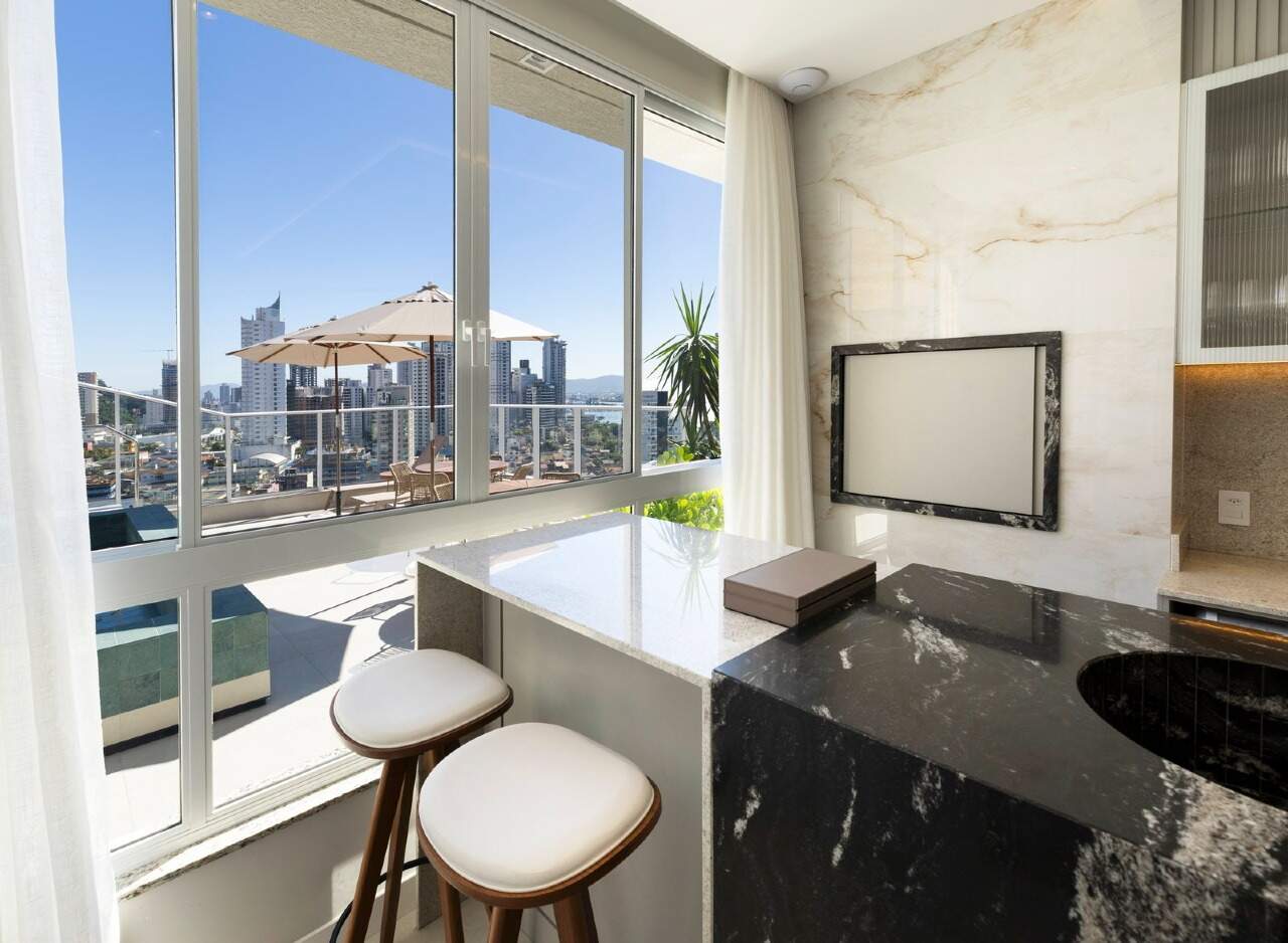 Apartamento diferenciado à venda no Fazenda: Bancada do espaço gourmet do rooftop, com vista para a cidade