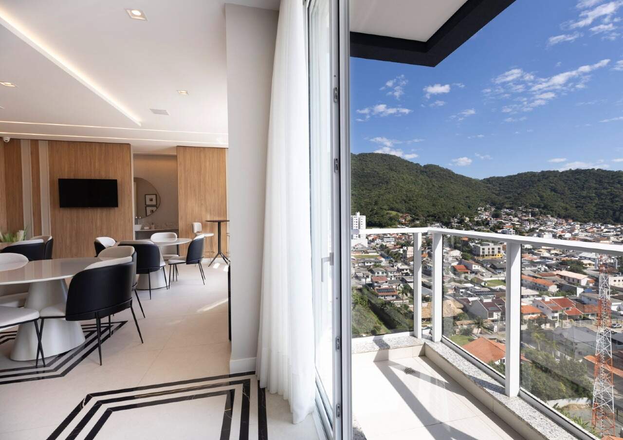 Apartamento diferenciado à venda no Fazenda: Salão do rooftop com saída para a varanda e vista para o morro