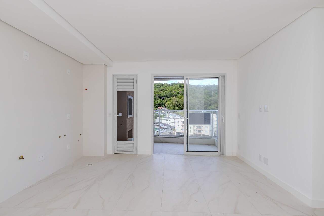 Apartamento à venda no Fazenda: Living e cozinha integrados, com luz da sacada (foto real de unidade da mesma planta)