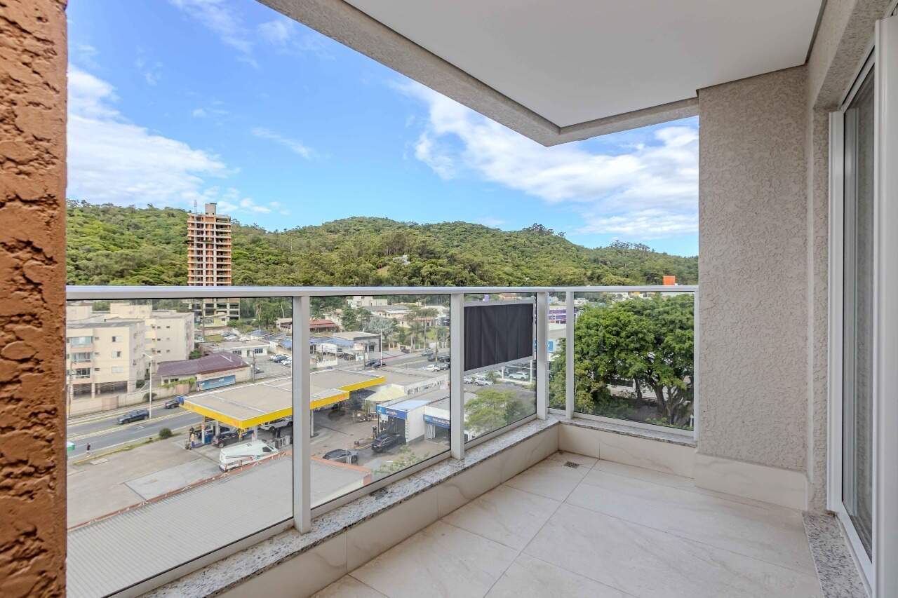 Apartamento à venda no Fazenda: Sacada da planta de 74 m², voltada para um morro verde (foto real de unidade igual)