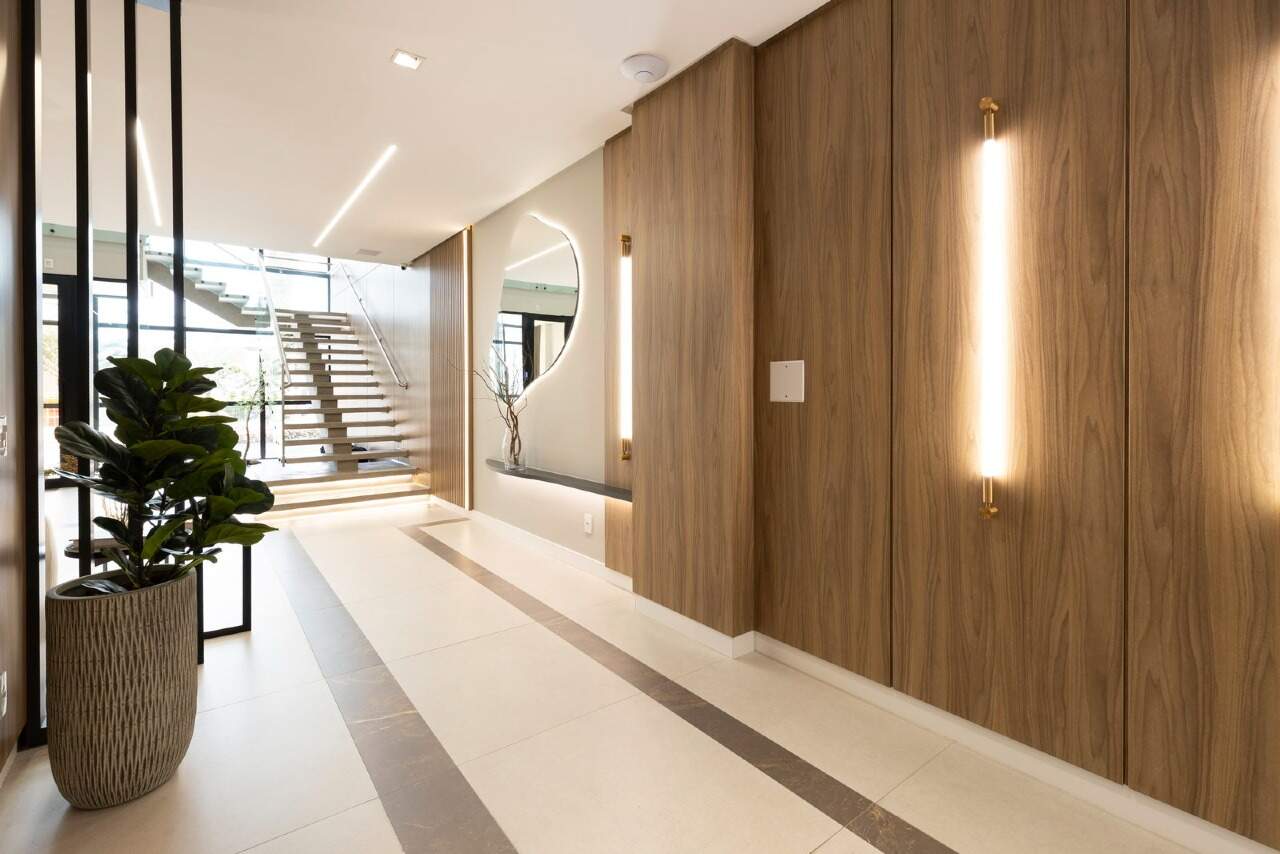 Apartamento à venda no Fazenda: Hall de entrada com painéis de madeira e iluminação embutida