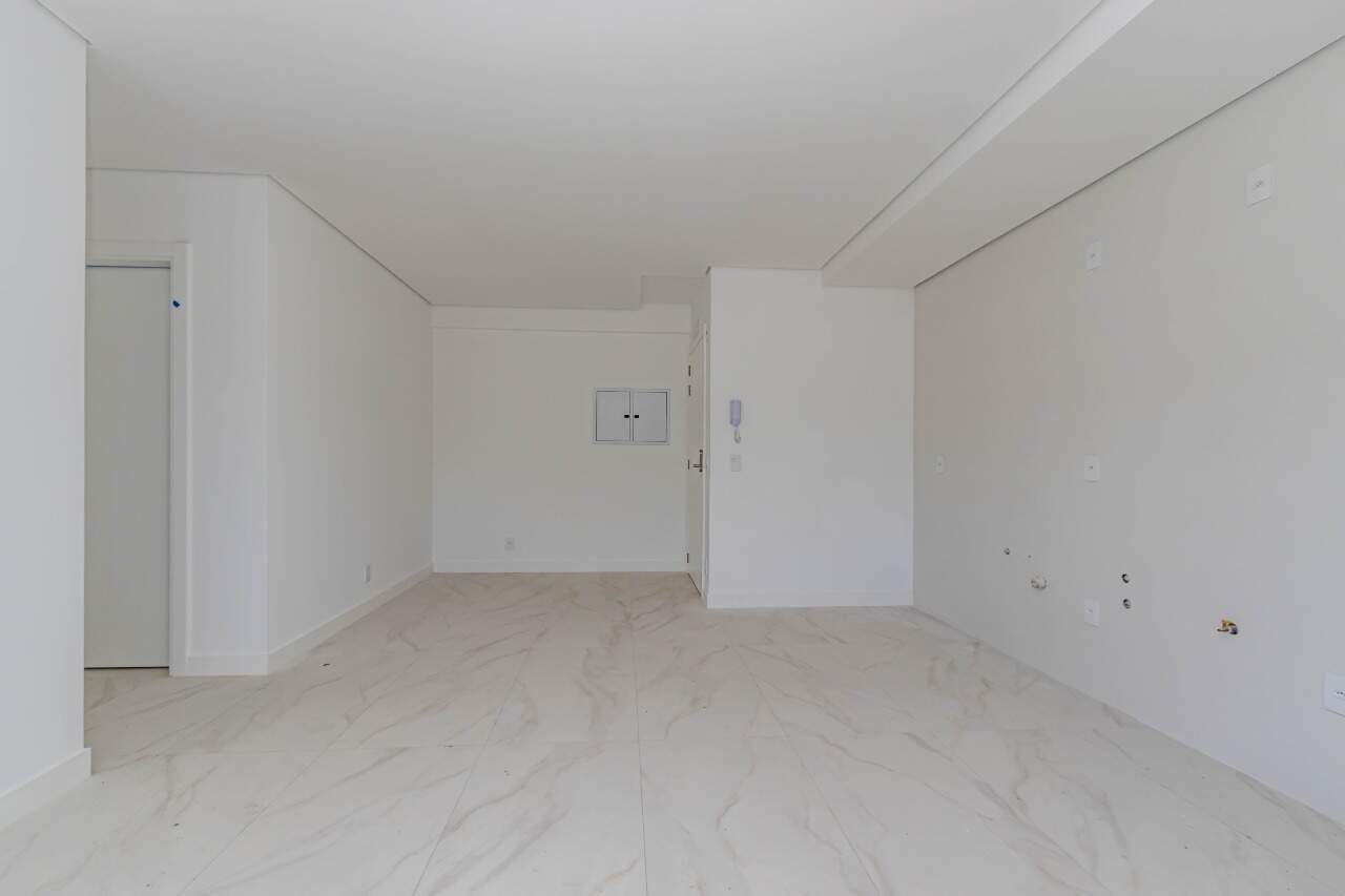 Apartamento à venda no Fazenda: Entrada do apartamento e parede da cozinha (foto real de unidade da mesma planta)