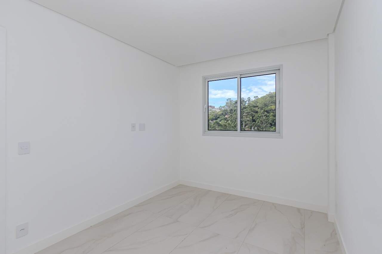 Apartamento à venda no Fazenda: Dormitório com janela para o verde (foto real de unidade da mesma planta)