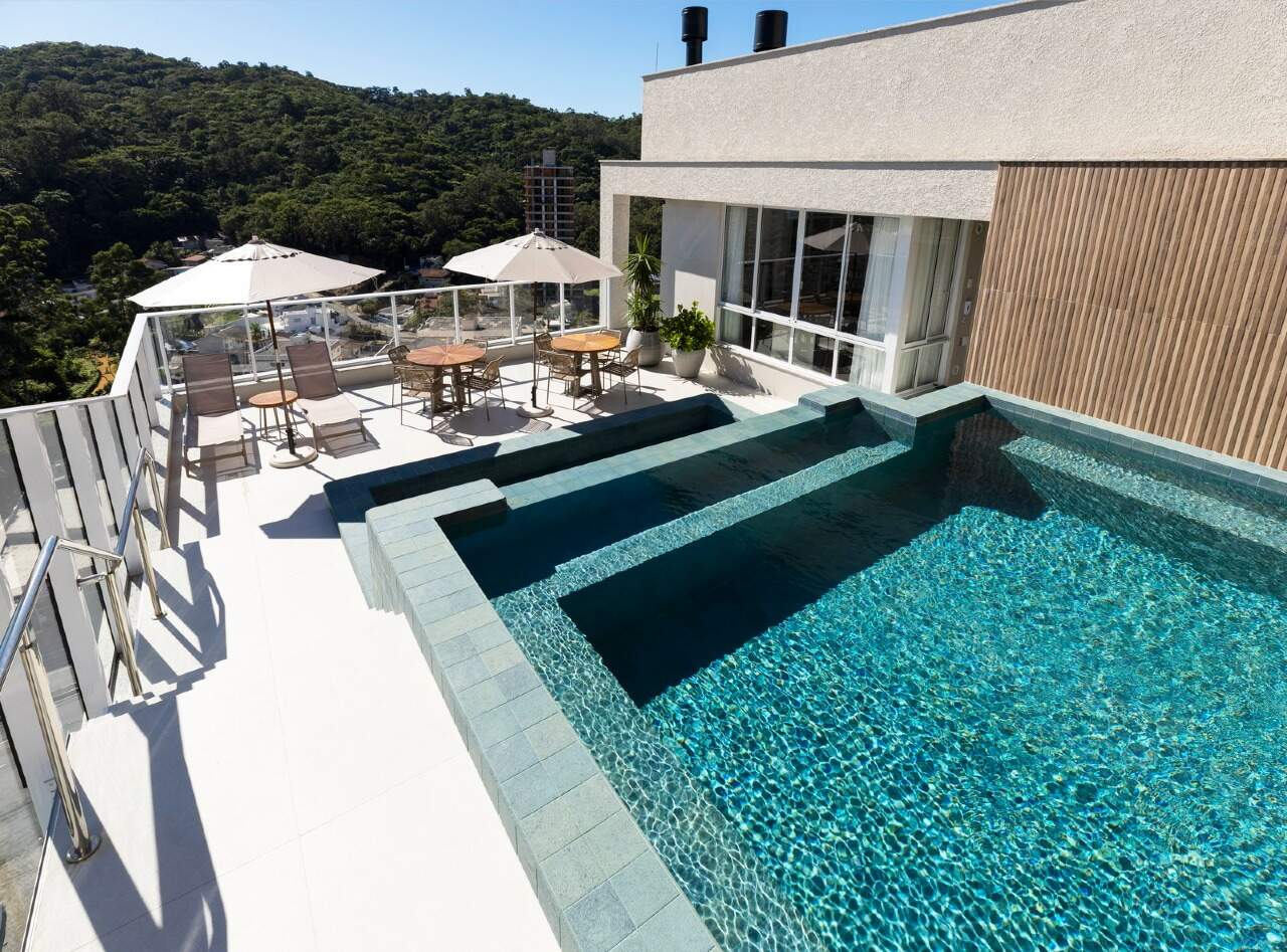 Apartamento à venda no Fazenda: Piscina e deck no rooftop, com o morro ao fundo