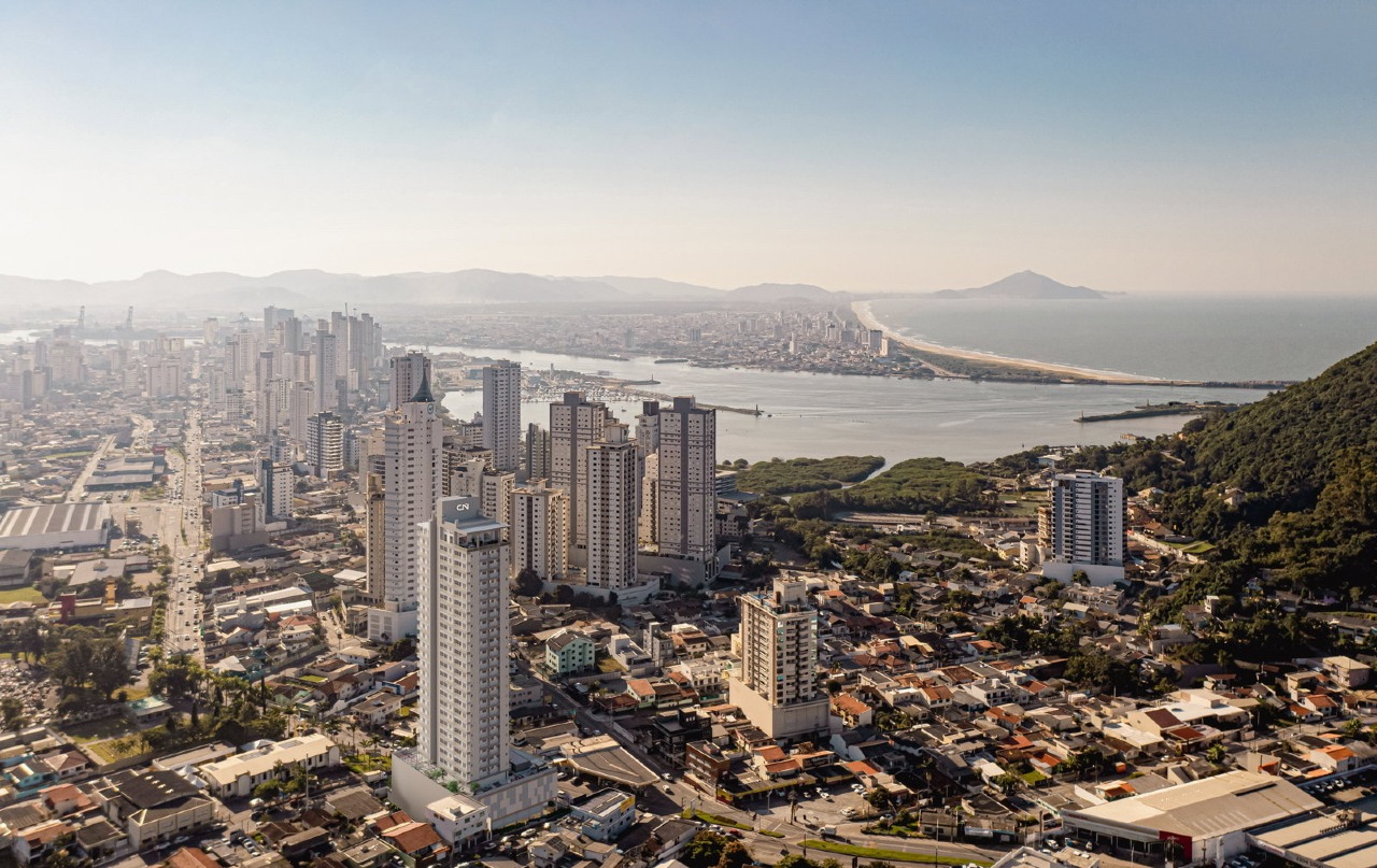Apartamento à venda no Fazenda: Terrace 360 no bairro Fazenda, com o Saco da Fazenda e a foz do rio ao fundo (fotomontagem)