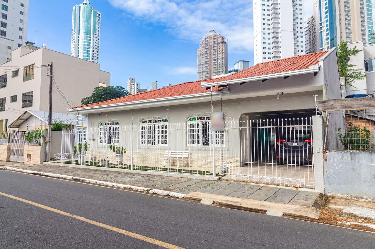 Casa de 4 quartos, 220m² no bairro Centro, em Balneário Camboriú | Eu Corretor