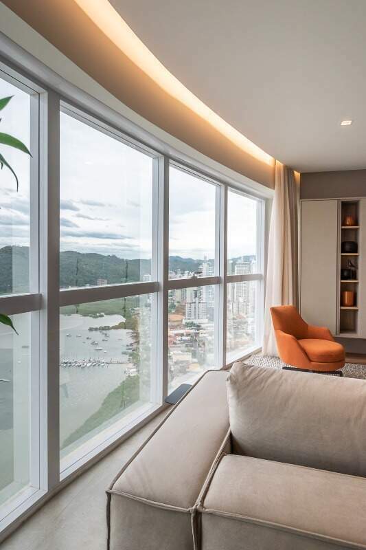 Apartamento à venda no Fazenda: Janelas do living com vista para o mar e os morros
