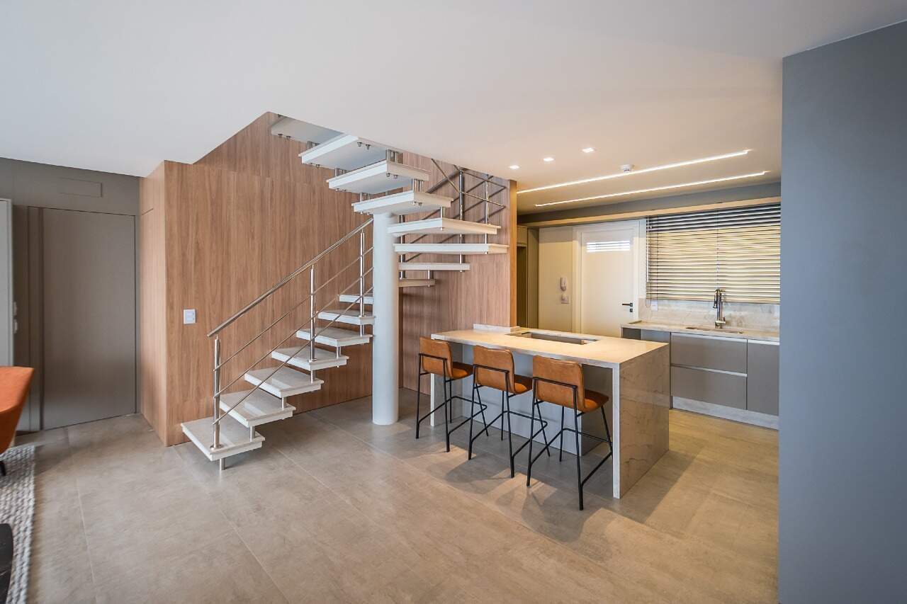Apartamento à venda no Fazenda: Escada do duplex e cozinha com ilha